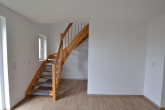 I 84 m² - 2 Ebenen I 3-Räume I Gartenanteil I KfW förderfähig I - Muster - Treppe